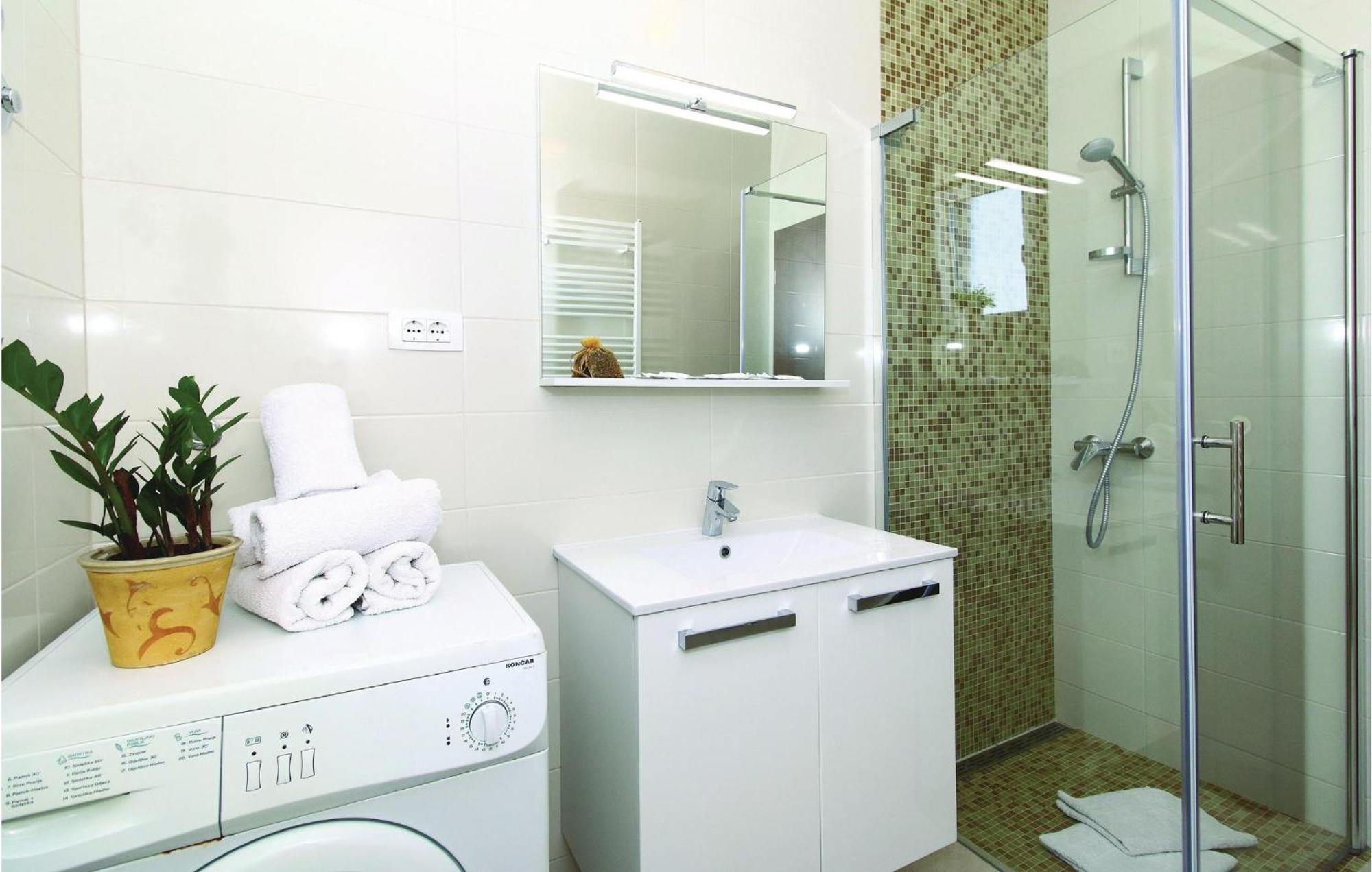 1 Bedroom Stunning Apartment In Kastel Gomilica Kaštela Εξωτερικό φωτογραφία